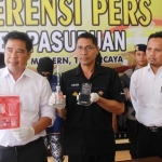 Kasat Narkoba Polres Pasuruan didampingi Kasubag Humas saat menunjukan barang bukti yang berhasil disita dan empat tersangka yang berhasil diamankan. Foto: ANDY F/BANGSAONLINE