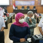 Gubernur Jatim Khofifah Indar Parawansa saat memberikan keterangan pada media. foto: DEVI FITRI AFRIYANTI/BANGSAONLINE