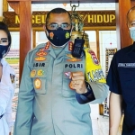 Ni Luh Komang Ayu, S.H., M.H., Ketua DPC SPI Kota Surabaya bersama Kapolrestabes Surabaya, Kombes Pol Jhonny Edison Isir, dan Ketua Umum SPI, Fonda Tangguh berfoto usai pelantikan pengurus DPC SPI Kota Surabaya, beberapa waktu lalu. foto: istimewa