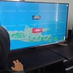 Petugas BMKG Tuban menunjukkan lokasi gempa di Barat Laut Tuban.