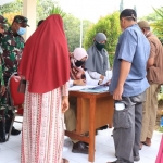 Warga sedang menerima bantuan tunai dari Pemkot Pasuruan.