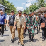 Pj Gubernur Jatim saat meninjau dampak gempa di Pulau Bawean, Gresik.