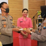 Kapolres Kediri AKBP Lukman Cahyono, S.I.K, saat menyerahkan potongan nasi tumpeng kepada anggota Polwan termuda Bripda Erika. (foto: ist.)