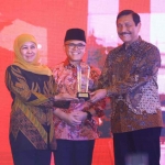 Gubernur Khofifah saat meraih Digital Government Award dari Kemenpan RB.