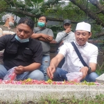 Ketua KWG, M. Syuhud Almanfaluty (kanan), beserta pengurus dan anggota saat ziarah ke makam almarhum Bung Dahri. foto: SYUHUD/ BANGSAONLINE