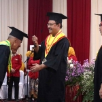 Wali Kota Pasuruan, Saifullah Yusuf, saat mewisuda salah satu peserta Selantang.