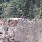 Kondisi jalan yang amblas saat diterjang banjir beberapa pekan lalu. (ist).