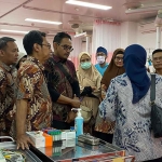 Direktur RSUD dr Iskak saat menunjukkan fasilitas rumah sakit kepada Tim Visitasi.