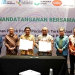 Direktur Utama Petrokimia Gresik, Dwi Satriyo Annurogo (tiga dari kiri) menunjukkan Head of Agreement dalam rangka Road to Gas Sales Agreement  Gas Bumi dari Lapangan Lengo Blok Bulu, Tuban, Jawa Timur. Foto: ist.