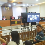 Suasana sidang pidana dugaan pencurian uang di Pengadilan Negeri Jombang. Foto: AAN AMRULLOH/ BANGSAONLINE