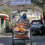 Abang becak tetap menjadi andalan utama untuk membagikan bantuan. foto: ist.