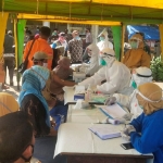 Proses rapid test di Pasar Karangagung, Kecamatan Palang.
