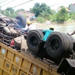 Bangkai truk mulai dipotong-potong untuk memudahkan evakuasi.