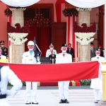 Upacara penurunan bendera pada peringatan HUT Ke-76 Kemerdekaan RI di Gedung Negara Grahadi Surabaya, Selasa (17/8/2021) sore.