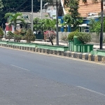 Kegiatan pengecetan pot median jalan sepanjang PB Soedirman. 