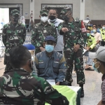 Komandan Korem (Danrem) 082/CPYJ Kolonel Inf. M. Dariyanto meninjau pelaksanaan Serbuan Vaksinasi Massal TNI, bertempat di Gedung Graha Sandya PT Semen Indonesia (Persero) Tbk Pabrik Tuban Desa Bogorejo, Kecamatan Merakurak, Kabupaten Tuban, Kamis (8/7/2021). (foto: ist)