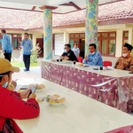 AMPD Pamekasan saat audiensi di Kecamatan Kadur terkait adanya dugaan korupsi dalam bantuan pendistribusian kandang ayam.