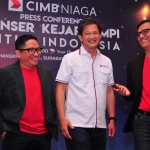 Regional Head Jawa Timur dan Bali Nusra CIMB Niaga Michael Suryadi (tengah), Head of Marketing, Brand and Communications CIMB Niaga Toni Darusman (kanan), dan moderator Hery Kurniawan di sela press conference ‘Konser Kejar Mimpi untuk Indonesia’ yang diselenggarakan CIMB Niaga di Surabaya, Sabtu (25/8).