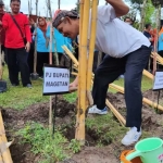 Pj Bupati Magetan Hergunadi bersama perwakilan forkopimda dan OPD melakukan penanaman bibit pohon bambu di eko-eduwisata bambu di Kelurahan Tinap, Kecamatan Sukomoro, Magetan, Jumat (19/1/2024). Foto: Dok. Diskominfo Kabupaten Magetan