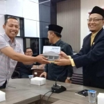 Sekretaris KWG, M. Syuhud Al-Manfaluty menyerahkan buku rekam jejak DPRD Gresik kepada Ketua DPRD Gresik, H. Ahmad Nurhamim. 