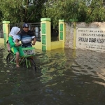 SDN Perak yang terpaksa diliburkan karena terendam banjir. foto: RONY S/ BANGSAONLINE