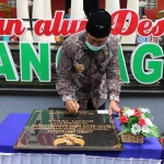 Peresmian Alun-alun Desa Karangagung ditandai dengan penandatanganan prasasti oleh Bupati Tuban, H. Fathul Huda.