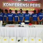 Kapolres Pasuruan AKBP Raydian Kokrosono, S.I.K. di dampingi Kabag Ops Kompol Subadar dan Kasat Narkoba AKP Nanang Sugiono, SH saat menggelar Konferensi Pers, Selasa (10/7)