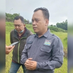 Kepala Dinas Pariwisata Kota Batu Arief As Siddiq bersama Ketua Pelaksana Afifuddin saat survei sirkuit O3 di Jalan Lingkar Barat Oro-Oro Ombo yang digunakan untuk KWB Motorcross & Grasstrack Championship 2023.