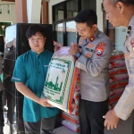 Pembagian zakat yang dilakukan jajaran Polres Ngawi kepada masyarakat yang membutuhkan. 