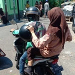 Muhlis sebelum menjadi korban pembegalan, sedang mengantarkan seorang penumpang.