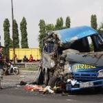 ?

Minibus Elf yang ringsek usai tabrakan dengan Bus Restu, di Jalan Raya Gondang Manis Dusun/Desa Gondang Manis, Kecamatan Bandar Kedungmulyo, Jombang, Jum’at (4/7). foto: m syafi’i/BANGSAONLINE