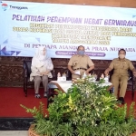 Sekda Trenggalek Ir. Joko Irianto, M.Si., (tengah) dan Kadinkop Trenggalek Drs. Agus Setiyono (kanan). (foto: ist)