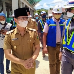 Bupati Arifin saat meninjau pelaksanaan pembangunan Rumah Sakit Darurat Covid-19 di RSUD Trenggalek. foto: HERMAN SUBAGYO/ BANGSAONLINE