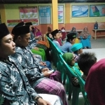 Karang Taruna Desa Juluk saat menggelar acara santunan anak yatim di balai desa setempat, Selasa (28/07/20). 