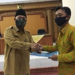 Penyerahan SK Bupati secara simbolis kepada 42 GTT/PTT yang ada di Kabupaten Jember. 