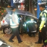 Petugas melakukan olah TKP di lokasi kejadian.