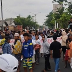 Massa aksi saat memblokir jalan nasional di depan Kantor Bawaslu Pamekasan karena tuntutannya tak dipenuhi.