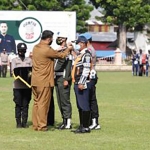 Wali Kota Probolinggo, Habib Hadi Zainal Abidin saat memimpin apel.