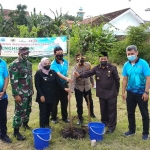 Ketua PWI Jatim Ainur Rohim bersama Bupati Lamongan H.M. Fadeli, Wakil Bupati Kartika Hidayati, Kapolres AKBP Miko Indrayana, dan Dandim Letkol Inf. Sidik Wiyono saat melakukan penghijauan. (foto: ist)