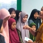 Khoirul Anwar saat memberi santunan untuk anak yatim di MI Mambaul Ma