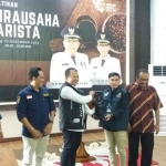 Bupati Jember, Hendy Siswanto, saat menyerahkan alat roasting dan mix kopi secara simbolis kepada pihak Karang Taruna.