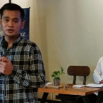 Ketua Komisi A DPRD Kota Kediri Reza Darmawan (berdiri) dan Kepala Dinas Kominfo Kota Kediri Apip Permana saat sosialisasi produk hukum. foto: Muji Harjita/ BANGSAONLINE.com.