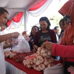 Warga saat antre membeli kebutuhan di gerakan pangan murah. Foto: Ist