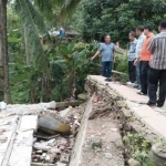 Bupati Indartato saat meninjau lokasi tanah bergerak di Desa Gemaharjo.