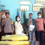 Aditya Tri Ananta (tiga dari kanan) foto bersama petugas medis PMI Kabupaten Mojokerto usai proses donor darah. Foto: DEDEN/ BANGSAONLINE