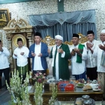 Danrem 081/DSJ (memakai sajadah hijau) saat mengikuti doa bersama. 