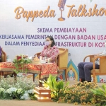 Dua Narasumber talkshow, Perencana Ahli Madya pada Direktorat Pengembangan Pendanaan Pembangunan Kementerian PPN/ Bappenas Novi Indriani (tengah) dan Kasubbag Pengendalian Admistrasi Pelaksanaan Pembangunan Wilayah 1 Biro Adm. Pembangunan Provinsi Jawa Timur Haryo Bimo (kanan). (foto: ist.)