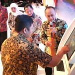 Uji coba layanan Anjungan Dukcapil Mandiri (ADM) saat launching di Grand City. Dengan mesin ini, cetak KTP, KK, dan Akta tak sampai 2 menit.