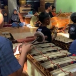 Anak-anak saat belajar karawitan di Kecamatan Semanding, Tuban.