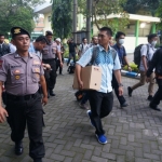 Petugas KPK membawa berkas dari tempat penggeledahan. Foto: RONY S/BANGSAONLINE